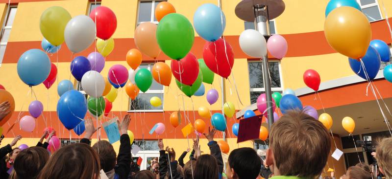 Luftballons bei der Eröffnung des Neubaus der Grundschule